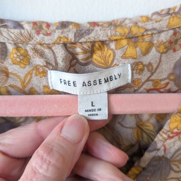 Free Assembly Women's Ruffle Blouse Large Yellow Beige Ruffle Sleeve Peasant - Picture 8 of 8